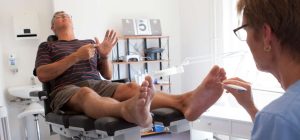 Patient får lavet en fodstatus af en fodterapeut