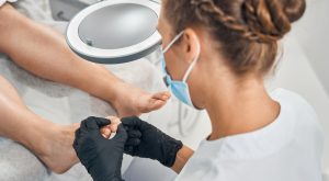 Fodterapeut undersøger en patients fod