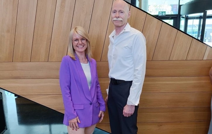 Lea Stentoft Berling (tv) er genvalgt som generalsekretær for FIP. Til højre står Brendan Bennett, som er nyvalgt som kasserer. Foto: FIP
