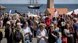 Foto af mange mennesker og den festivalstemning, der er på Folkemødet. Foto: Pelle Rink