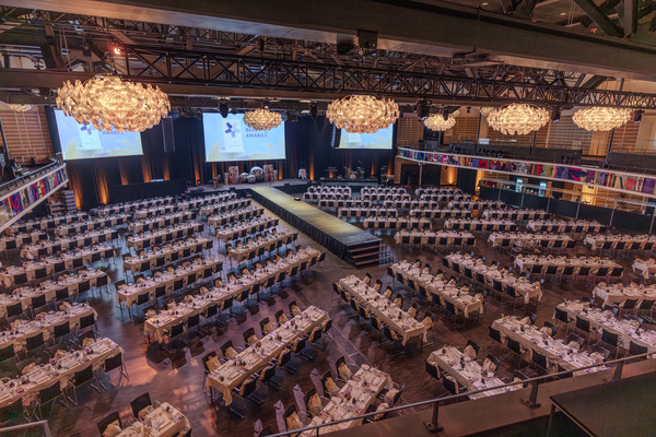 Kongressalen med langborde rundt om scenen i Tivoli Congress Center i København, hvor Global Podiatry Summit finder sted.